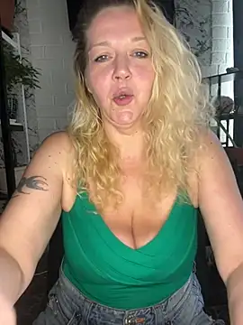 Snapshot of JenniferCarmen chatting on July 5, 4:41 am JenniferCarmen online show from July 5, 4:41 am