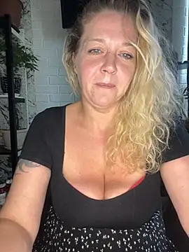 Snapshot of JenniferCarmen chatting on July 15, 8:41 am JenniferCarmen online show from July 15, 8:41 am