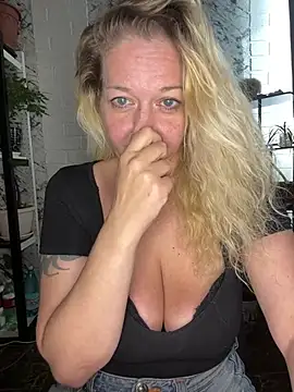 Snapshot of JenniferCarmen chatting on July 24, 2:31 am JenniferCarmen online show from July 24, 2:31 am