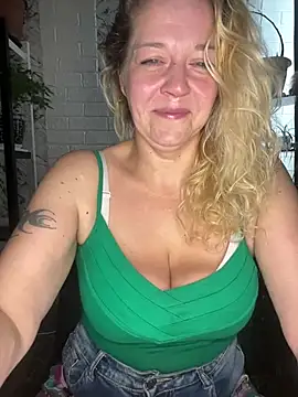 Snapshot of JenniferCarmen chatting on July 31, 2:55 am JenniferCarmen online show from July 31, 2:55 am