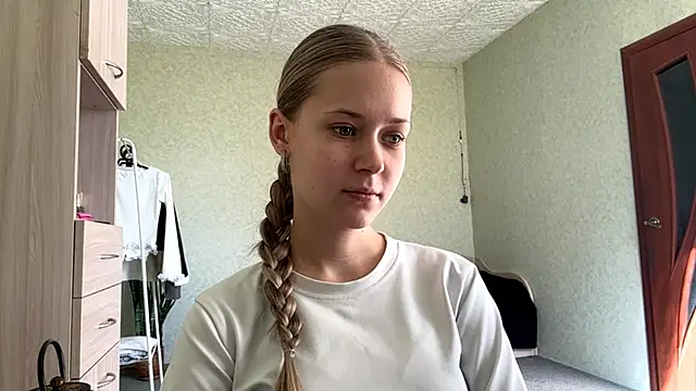 Snapshot of ZaidaSchwarten chatting on May 2, 2:22 pm ZaidaSchwarten online show from May 2, 2:22 pm