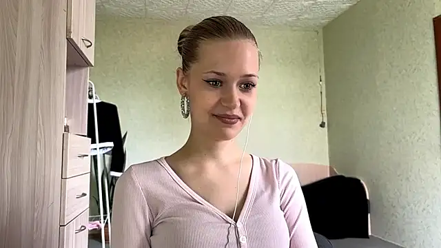 Snapshot of ZaidaSchwarten chatting on June 5, 6:52 am ZaidaSchwarten online show from June 5, 6:52 am