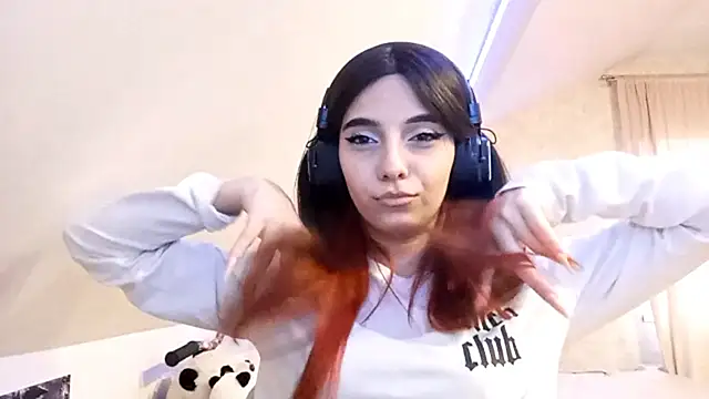 Snapshot of KizzieSchronce chatting on December 15, 9:46 am KizzieSchronce online show from December 15, 9:46 am