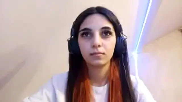 KizzieSchronce online show from December 18, 11:16 am