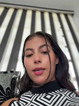Snapshot of Valeria-escobar chatting on April 19, 1:54 pm Valeria-escobar online show from April 19, 1:54 pm