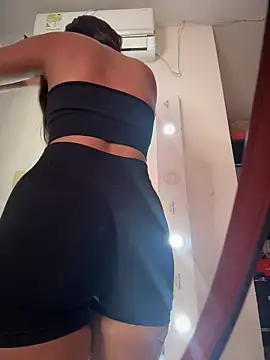 Snapshot of Valeria-escobar chatting on May 7, 1:38 pm Valeria-escobar online show from May 7, 1:38 pm
