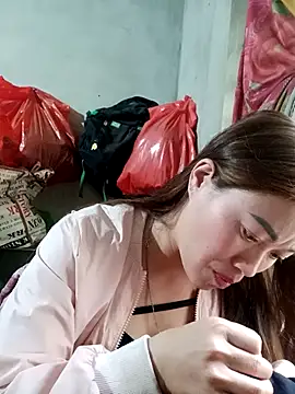 Snapshot of little-effy chatting on March 8, 2:04 am little-effy online show from March 8, 2:04 am