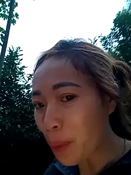 Snapshot of little-effy chatting on April 1, 11:22 am little-effy online show from April 1, 11:22 am