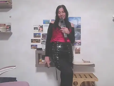 Snapshot of DommeVioleta chatting on February 18, 6:42 am DommeVioleta online show from February 18, 6:42 am