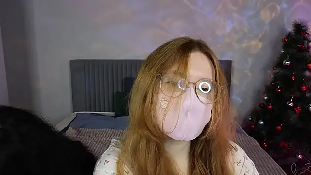 Snapshot of CaramelCigarettesss chatting on December 14, 1:11 am CaramelCigarettesss online show from December 14, 1:11 am