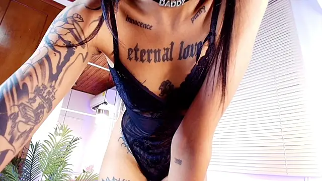 Snapshot of emily_burton18 chatting on February 11, 12:10 pm emily burton18 online show from February 11, 12:10 pm