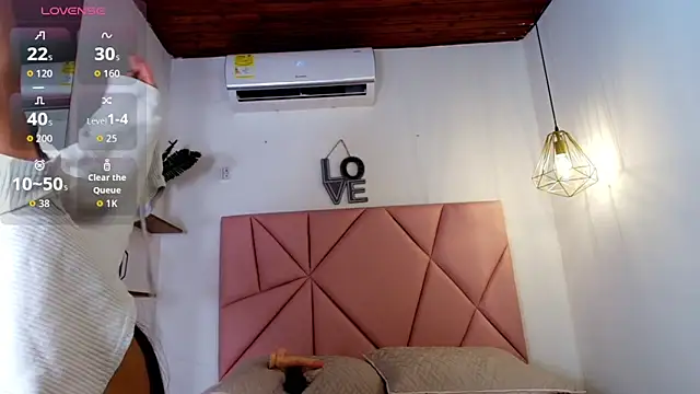 Snapshot of emily_burton18 chatting on March 7, 12:13 pm emily burton18 online show from March 7, 12:13 pm