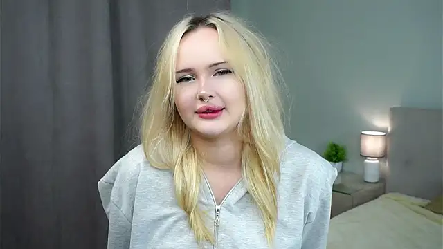 Snapshot of JuanaMessel chatting on December 15, 7:23 am JuanaMessel online show from December 15, 7:23 am