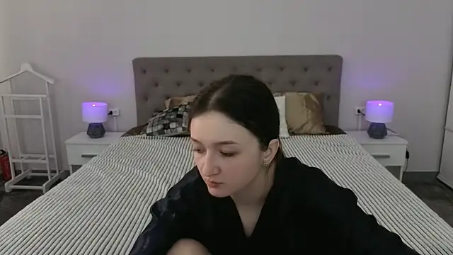 Snapshot of CyrenaLuxe chatting on April 4, 5:49 am CyrenaLuxe online show from April 4, 5:49 am