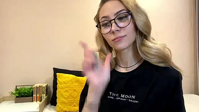 sun under skyy online show from December 18, 10:21 am