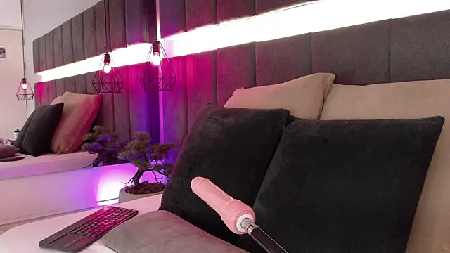 luna blannco online show from January 9, 2:31 pm