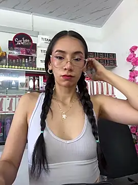 lunaluxury22 online show from February 4, 2:34 pm