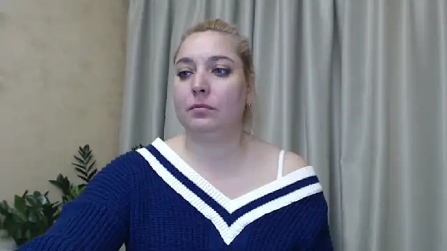 Snapshot of sweetpussy13 chatting on December 3, 10:28 am sweetpussy13 online show from December 3, 10:28 am