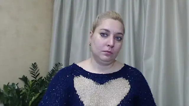 Snapshot of sweetpussy13 chatting on December 4, 7:39 am sweetpussy13 online show from December 4, 7:39 am