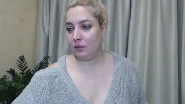 Snapshot of sweetpussy13 chatting on December 6, 7:21 am sweetpussy13 online show from December 6, 7:21 am