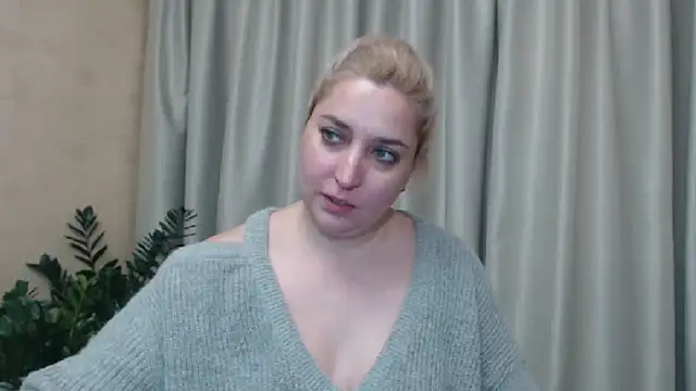 Snapshot of sweetpussy13 chatting on December 6, 10:27 am sweetpussy13 online show from December 6, 10:27 am