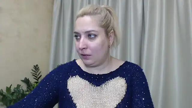 Snapshot of sweetpussy13 chatting on December 8, 7:15 am sweetpussy13 online show from December 8, 7:15 am