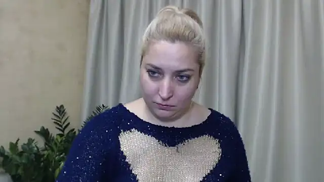 Snapshot of sweetpussy13 chatting on December 8, 10:19 am sweetpussy13 online show from December 8, 10:19 am