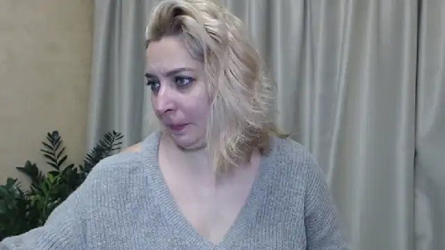 Snapshot of sweetpussy13 chatting on December 10, 7:16 am sweetpussy13 online show from December 10, 7:16 am
