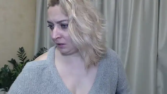 Snapshot of sweetpussy13 chatting on December 10, 10:17 am sweetpussy13 online show from December 10, 10:17 am