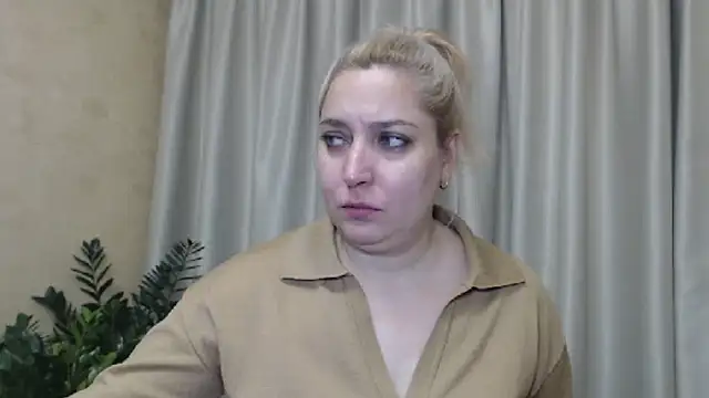 Snapshot of sweetpussy13 chatting on December 11, 7:31 am sweetpussy13 online show from December 11, 7:31 am
