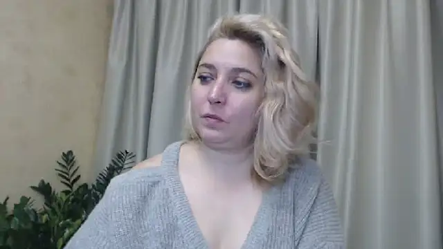 Snapshot of sweetpussy13 chatting on December 12, 7:52 am sweetpussy13 online show from December 12, 7:52 am