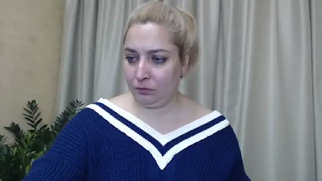 Snapshot of sweetpussy13 chatting on December 13, 7:36 am sweetpussy13 online show from December 13, 7:36 am