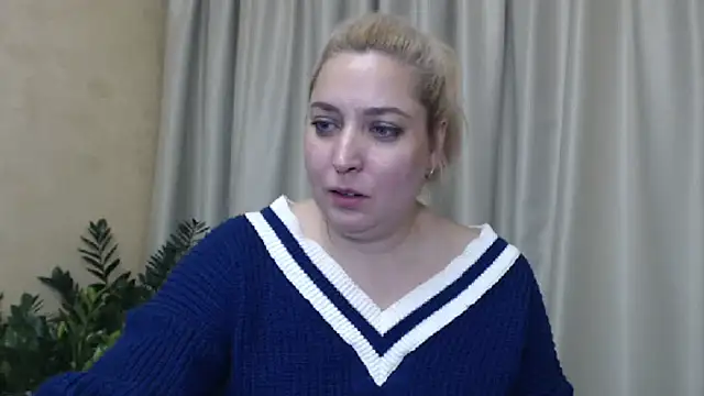 Snapshot of sweetpussy13 chatting on December 13, 10:41 am sweetpussy13 online show from December 13, 10:41 am