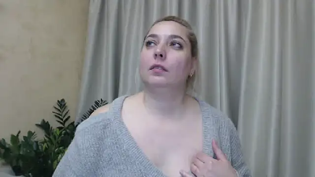 Snapshot of sweetpussy13 chatting on December 14, 10:34 am sweetpussy13 online show from December 14, 10:34 am