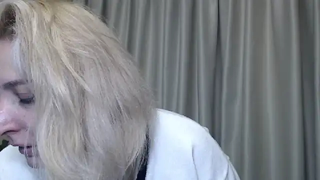 Snapshot of sweetpussy13 chatting on December 15, 8:08 am sweetpussy13 online show from December 15, 8:08 am