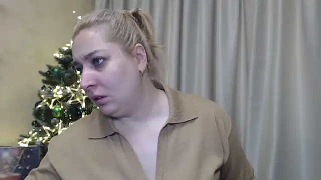Snapshot of sweetpussy13 chatting on December 19, 8:13 am sweetpussy13 online show from December 19, 8:13 am