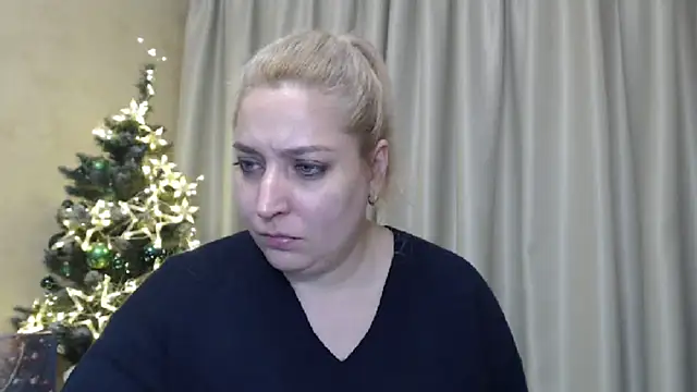 Snapshot of sweetpussy13 chatting on December 20, 9:43 am sweetpussy13 online show from December 20, 9:43 am