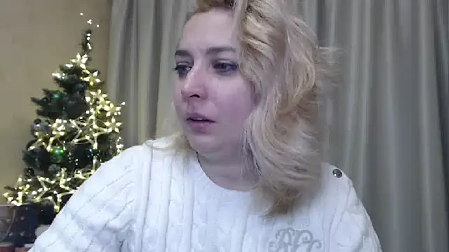 Snapshot of sweetpussy13 chatting on December 23, 7:38 am sweetpussy13 online show from December 23, 7:38 am