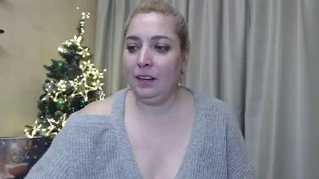 Snapshot of sweetpussy13 chatting on December 24, 9:28 am sweetpussy13 online show from December 24, 9:28 am
