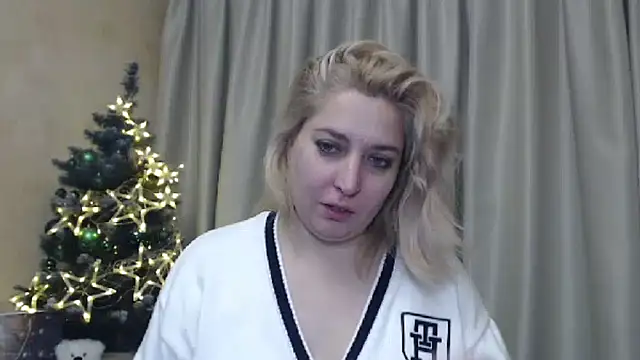 Snapshot of sweetpussy13 chatting on December 25, 6:52 am sweetpussy13 online show from December 25, 6:52 am