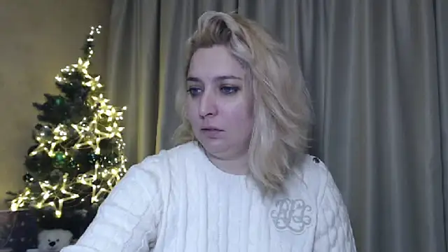 Snapshot of sweetpussy13 chatting on December 31, 9:53 am sweetpussy13 online show from December 31, 9:53 am