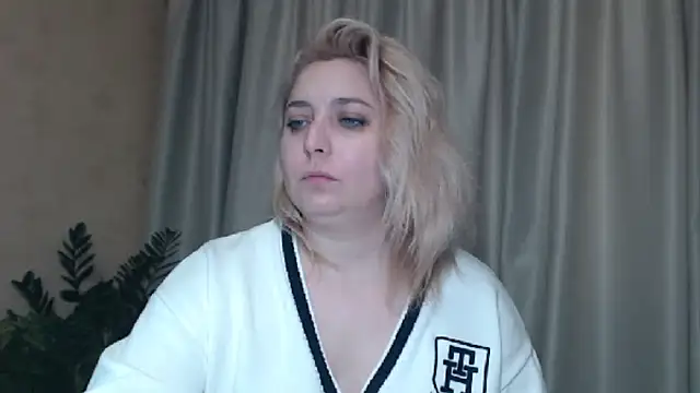 Snapshot of sweetpussy13 chatting on January 12, 10:12 am sweetpussy13 online show from January 12, 10:12 am