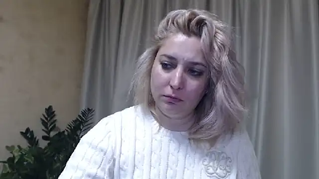 Snapshot of sweetpussy13 chatting on January 15, 10:38 am sweetpussy13 online show from January 15, 10:38 am