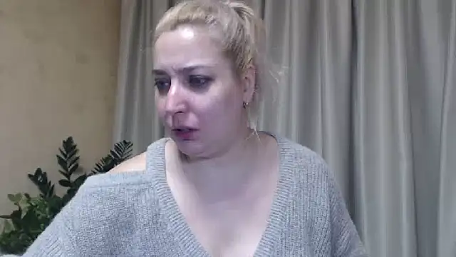 Snapshot of sweetpussy13 chatting on January 17, 7:41 am sweetpussy13 online show from January 17, 7:41 am