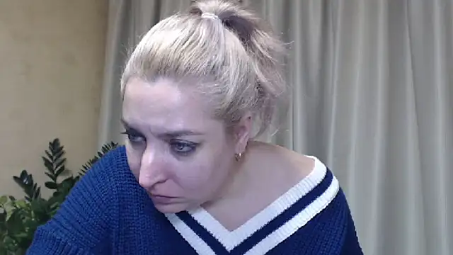 Snapshot of sweetpussy13 chatting on January 19, 10:17 am sweetpussy13 online show from January 19, 10:17 am