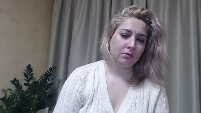 Snapshot of sweetpussy13 chatting on February 1, 7:05 am sweetpussy13 online show from February 1, 7:05 am