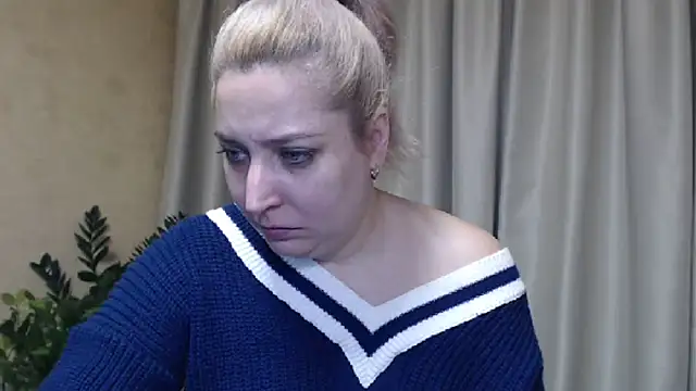 Snapshot of sweetpussy13 chatting on February 2, 9:40 am sweetpussy13 online show from February 2, 9:40 am