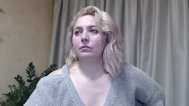 Snapshot of sweetpussy13 chatting on February 4, 7:40 am sweetpussy13 online show from February 4, 7:40 am