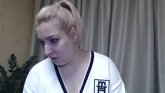Snapshot of sweetpussy13 chatting on February 5, 7:07 am sweetpussy13 online show from February 5, 7:07 am