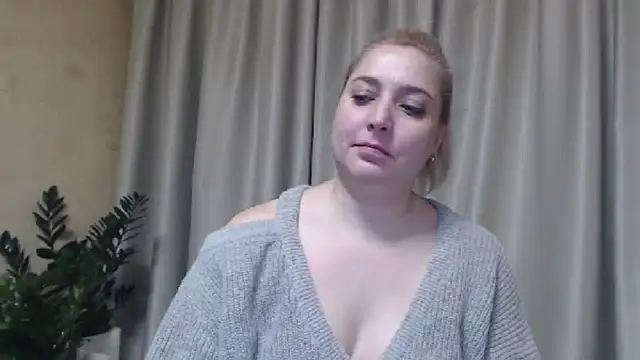 Snapshot of sweetpussy13 chatting on February 5, 10:08 am sweetpussy13 online show from February 5, 10:08 am
